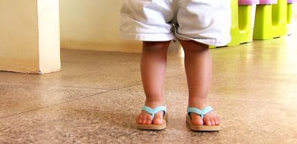 Pai é preso por bater na filha de 4 anos com corda porque recusa em comer