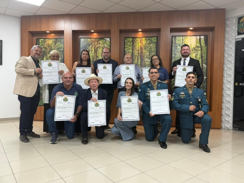 Secretaria entrega moção de aplauso à PM por apoio ao projeto Meio Ambiente Itinerante