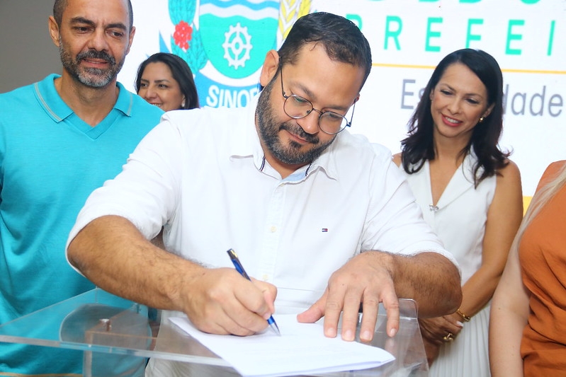 Vice-prefeito Paulinho Abreu assina contrato Qualifica Turismo para fomento do setor em Sinop
