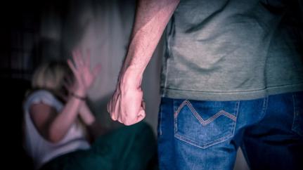 Mulher é agredida pelo ex-marido bêbado por estar cuidando da sogra