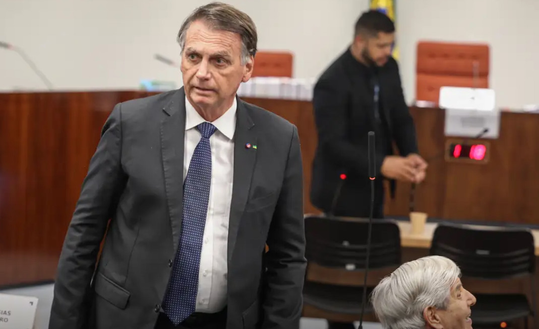 Moraes decreta prisão domiciliar de Bolsonaro