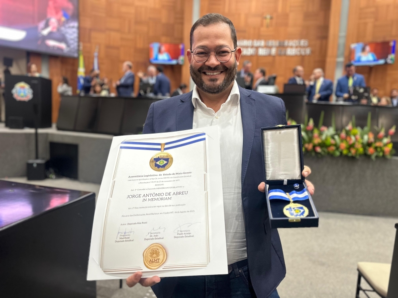 Vice-prefeito de Sinop recebe homenagem póstuma ao pai em solenidade de celebração de 190 anos da ALMT