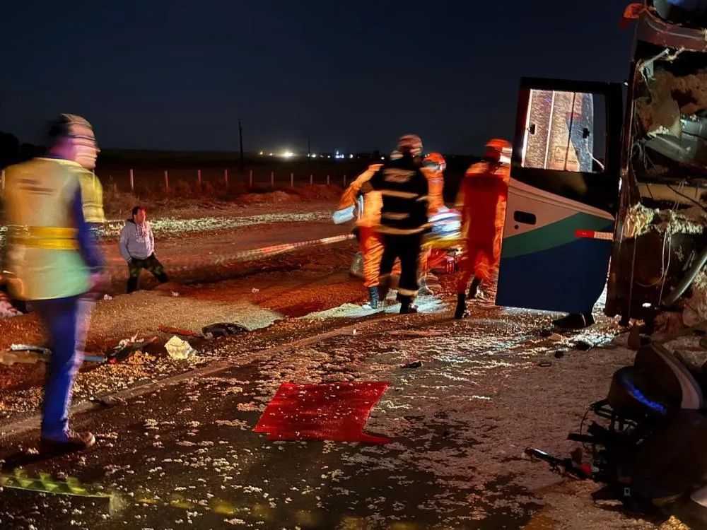 Tragédia em Lucas do Rio Verde Grave acidente entre ônibus e carreta na BR-163 Corpo de Bombeiros confirmaram a morte de 11 pessoas 