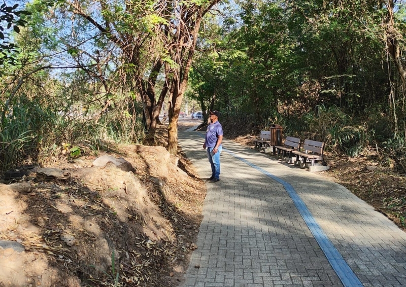 Secretaria faz limpeza e manutenção no Parque Jardim Botânico para evitar queimadas