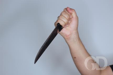 Jovem leva 3 facadas nas costas após ligar a luz em alojamento de empresa