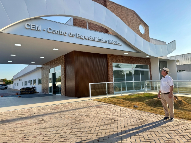 Prefeito faz vistoria em obras do novo CEM; entrega está próxima