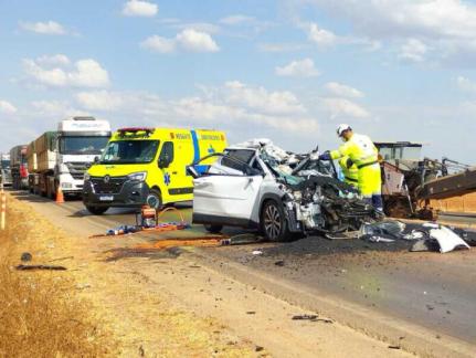 Motorista morre e passageiro de Corolla fica ferido em batida com caminhão
