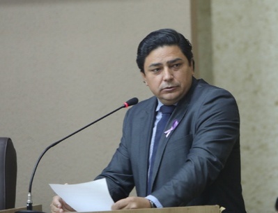 Vereador Célio Garcia pede quadra esportiva no Residencial Pérola e recapeamento de avenida