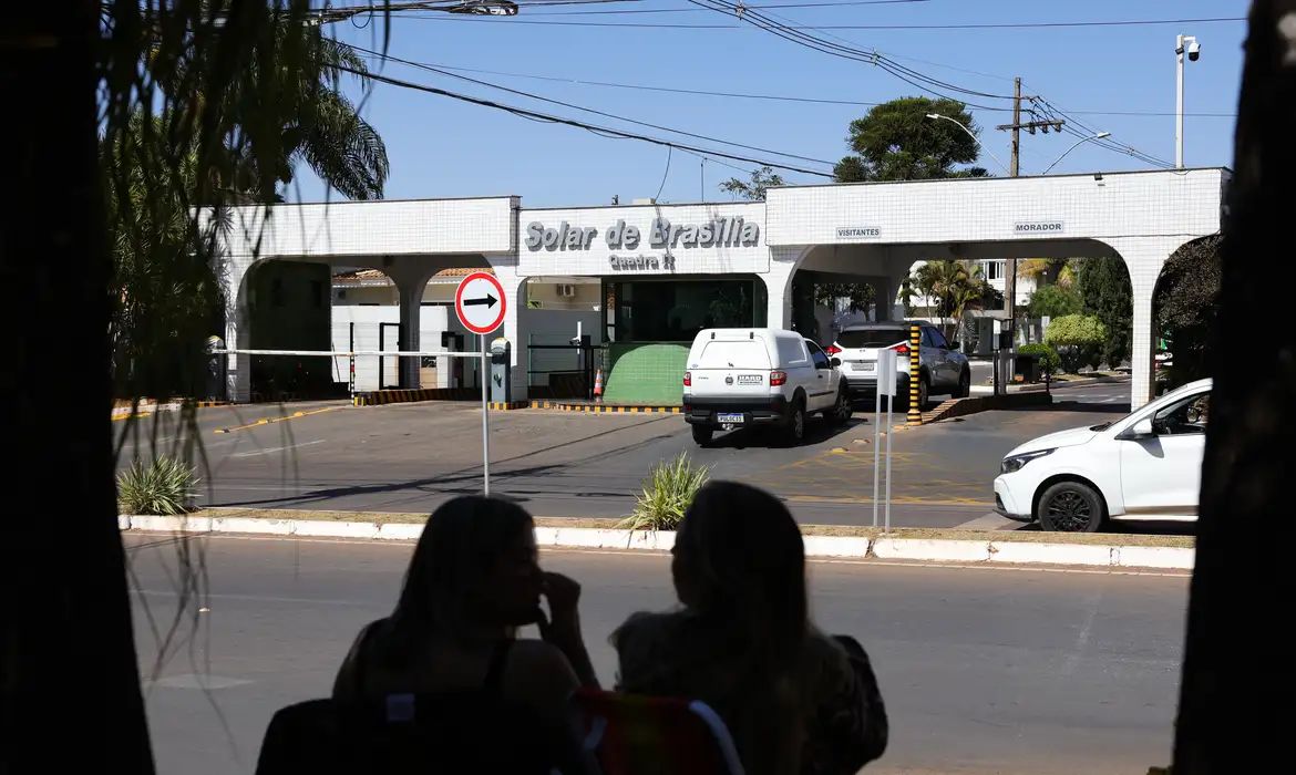 Moraes manda vistoriar carros e área externa da casa de Bolsonaro