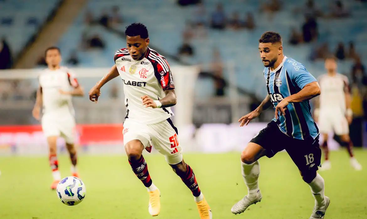 Em momentos distintos, Flamengo e Grêmio se enfrentam no Maracanã