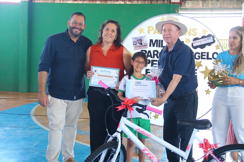 Festeja: Aluna da rede municipal conquista maior proficiência no Avalia MT e é homenageada pela Prefeitura de Sinop