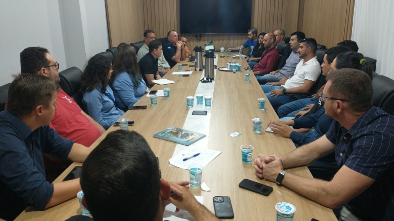 Prefeitura debate com provedores de internet e telefonia sobre despoluição de cabeamento e fiação