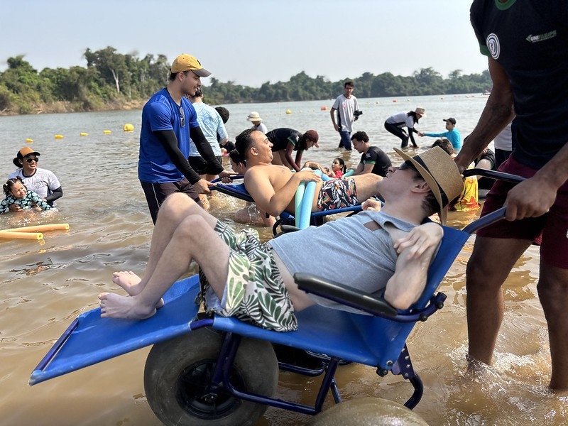 Idosos e pessoas com deficiência participam da 3ª edição do Banho Assistido na Praia do Cortado