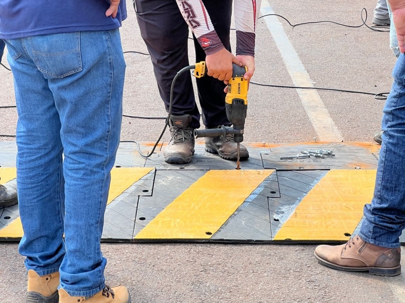 Prefeitura de Sinop inicia instalação de lombadas modulares em vias públicas