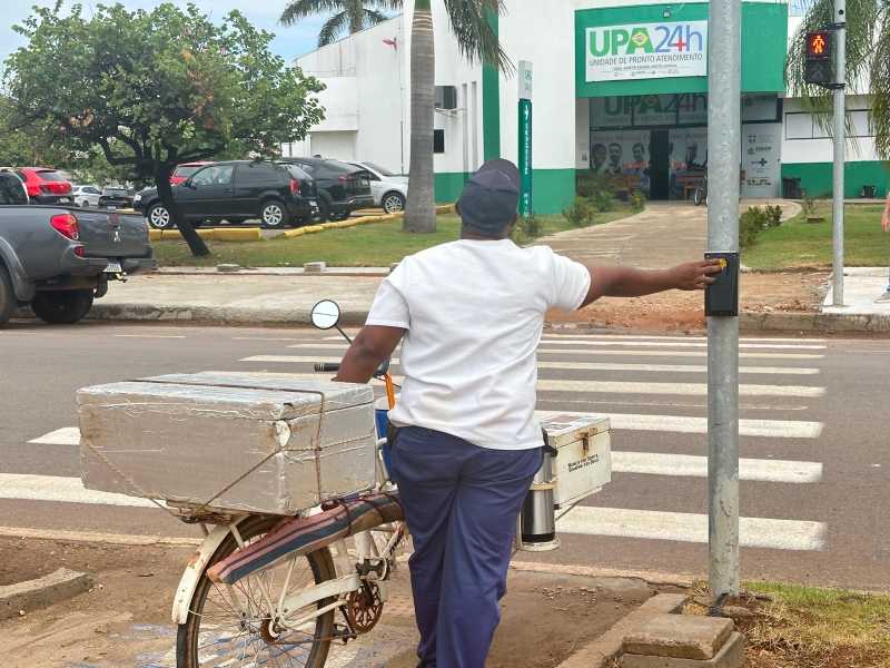 Prefeitura de Sinop instala botoeira em frente à UPA para auxiliar na travessia de pedestres