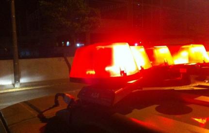 Jovem fica em estado grave após ser atingido por 5 tiros na frente da esposa