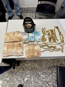 Dupla é presa com joias e mais de R$ 50 mil em espécie