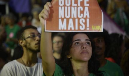 Fragilidade e tentativas de golpes desafiam a democracia