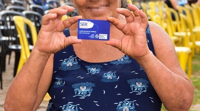 Assistência Social entrega na sexta (03) cartões do Programa Ser Família para 121 famílias