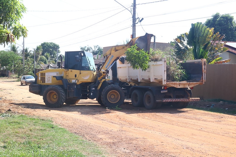 Prefeitura de Sinop está fazendo mutirão de limpeza no bairro Camping Club