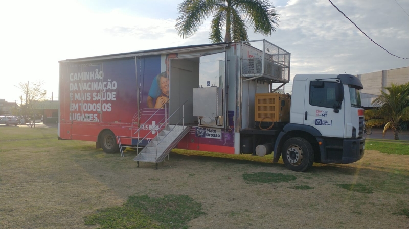 Quase 2 mil doses de imunizantes são aplicados em ação do caminhão de vacinas em Sinop