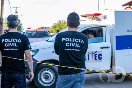 Homem esfaqueia a ex, foge e é achado sem vida em terreno 