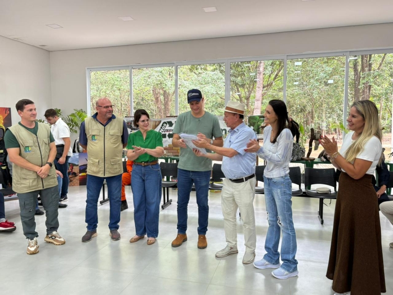 Projeto Meio Ambiente Itinerante chega a 100 mil atendimentos e ganha destaque com visita de deputados em Sinop