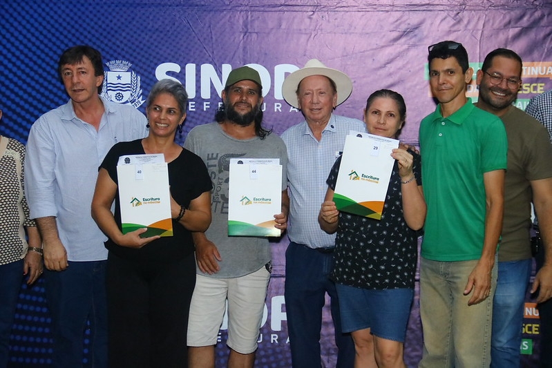 Prefeito entrega 78 escrituras aos moradores da Comunidade Belo Ramo em Sinop