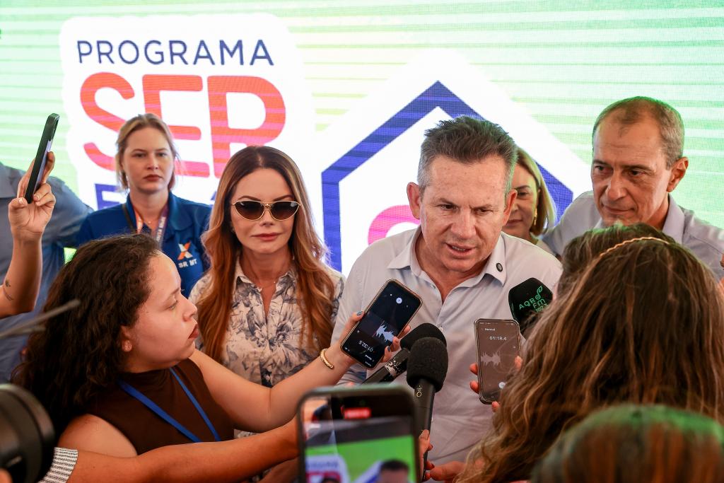 Governo de MT entrega casas para famílias em situação de vulnerabilidade: Esperei 12 anos por esse momento, afirma contemplada