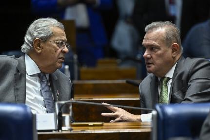 Isolados politicamente, senadores Fagundes e Jayme Campos se abraçam em evento