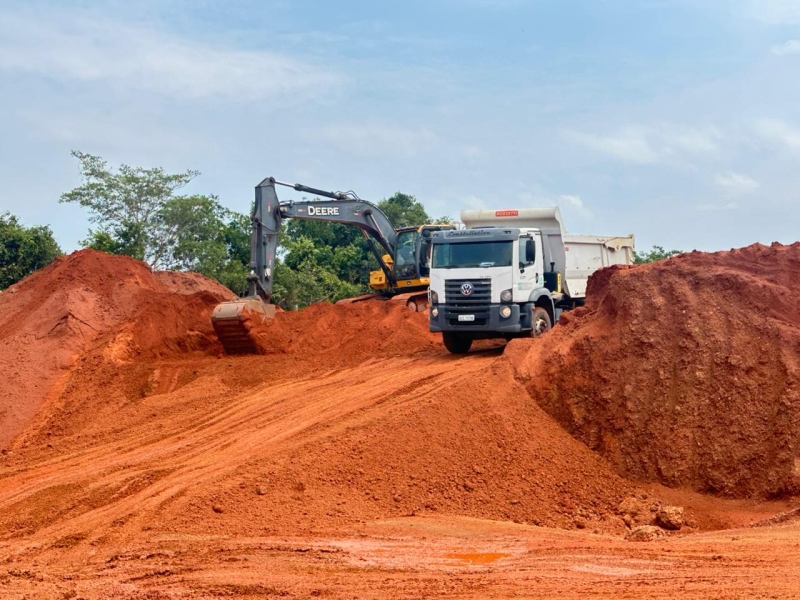 Prefeitura de Sinop promove manutenção em três estradas vicinais simultaneamente