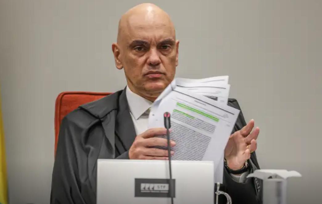 Em decisão, Moraes cita eventual tentativa de fuga de Bolsonaro