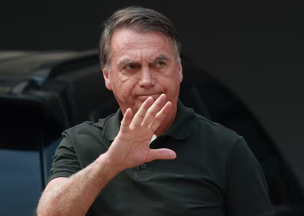 Tornozeleira eletrônica de Bolsonaro foi violada à meia-noite, diz Moraes