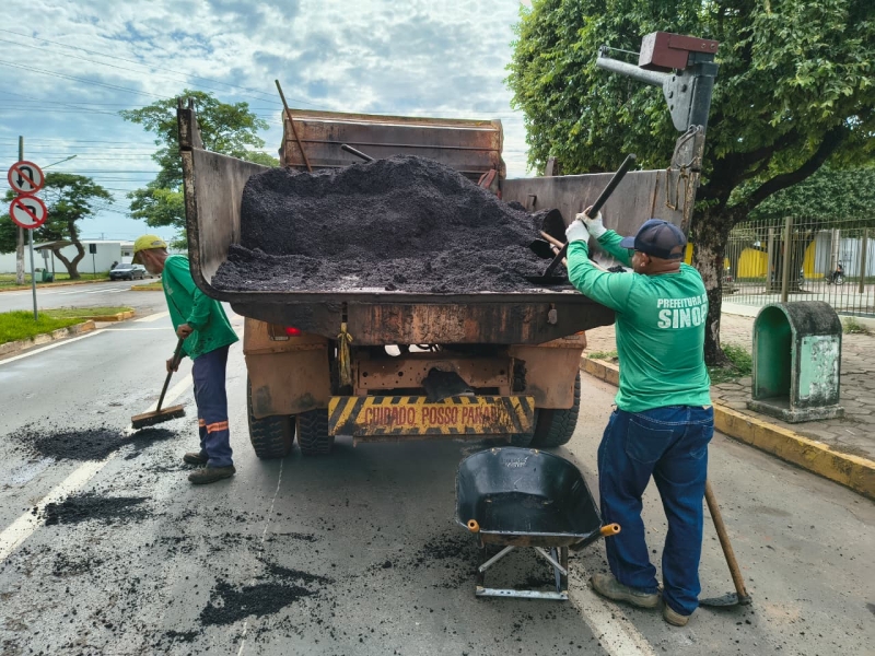 Prefeitura de Sinop intensifica serviços de tapa-buracos e limpeza urbana em diversos bairros