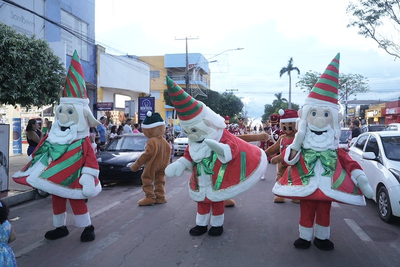 Parada Natalina é sucesso de público e encanta turistas do Norte e Sul do país com presença de personagens infantis