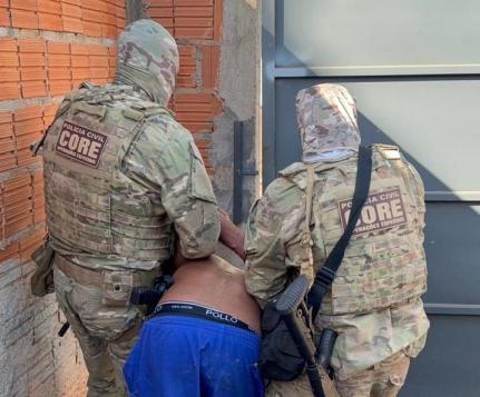 Agressor é preso após torturar por horas, estuprar e ameaçar a ex-mulher em casa