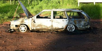 Carro de funerária pega fogo em rodovia; corpo é retirado por populares