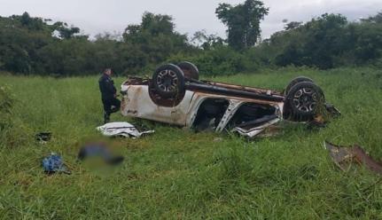 Hilux capota, mata dois homens e deixa dois feridos em MT