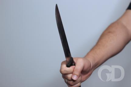 Homem esfaqueia o irmão gêmeo durante briga em casa
