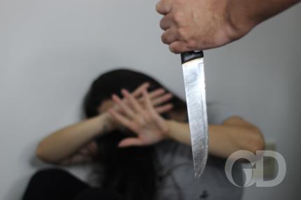 Mulher leva várias facadas do marido em pousada