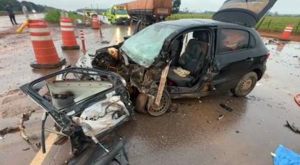 Acidente entre carro e carreta bloqueia trecho da BR-163; dois feridos