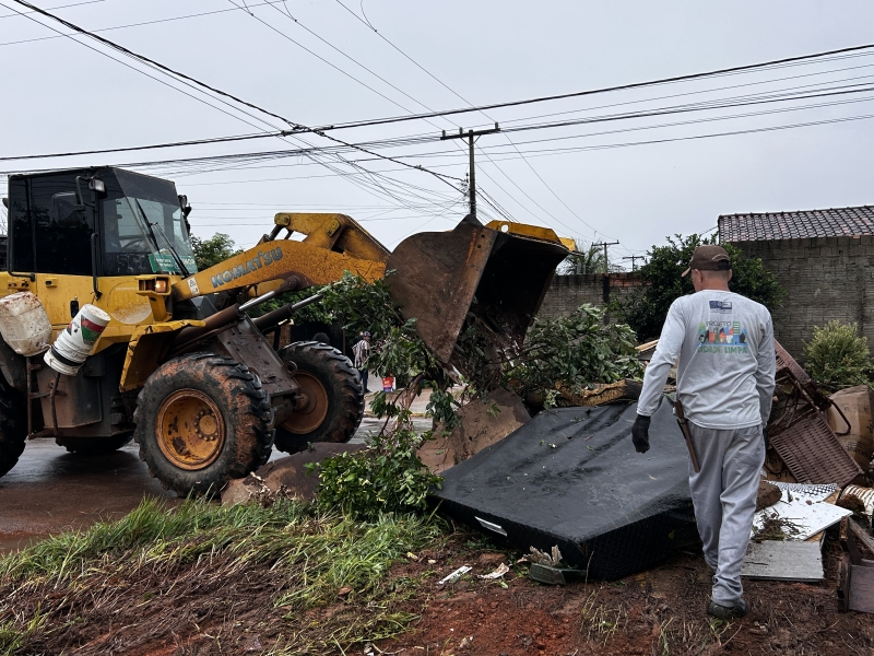 Prefeitura de Sinop mantém serviço de limpeza urbana com remoção de entulhos