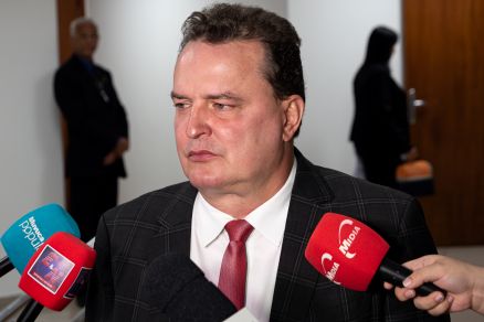 Max paga RGA e reajusta salário de servidores; veja os valores