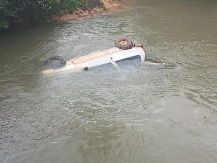 Carro cai em rio e motorista morre afogado; bombeiros retiraram o corpo
