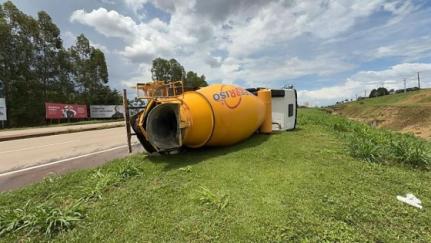 Caminhão carregado com cimento tomba na BR-163