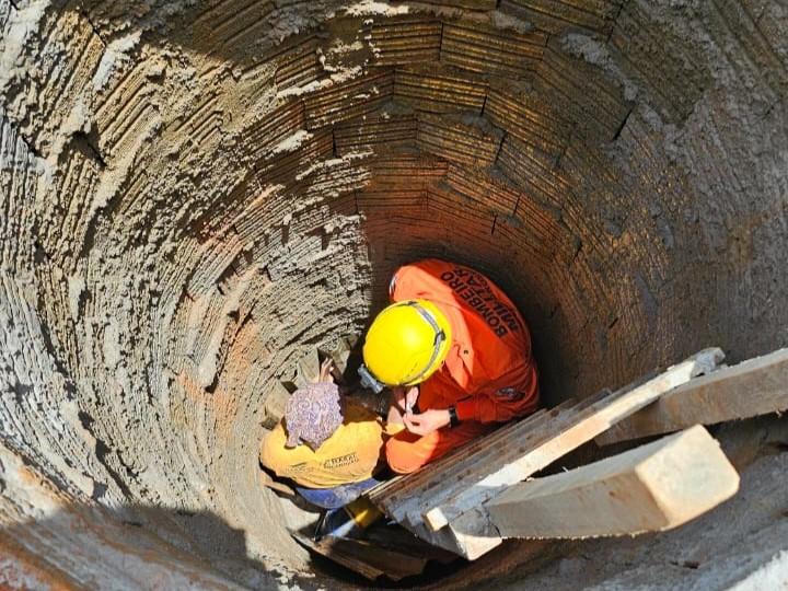 Bombeiros militares resgatam trabalhadora que caiu em poço de reservatório de dejetos de 4,5 metros