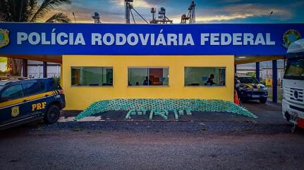 Caminhoneiro é preso com meia tonelada de cocaína no veículo