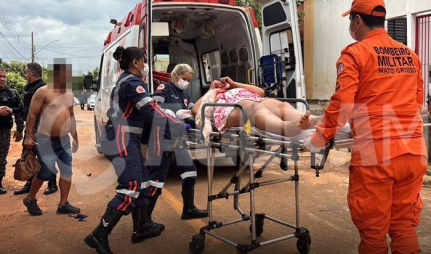 Mulher leva garrafada na cabeça após dançar com homem casado em bar