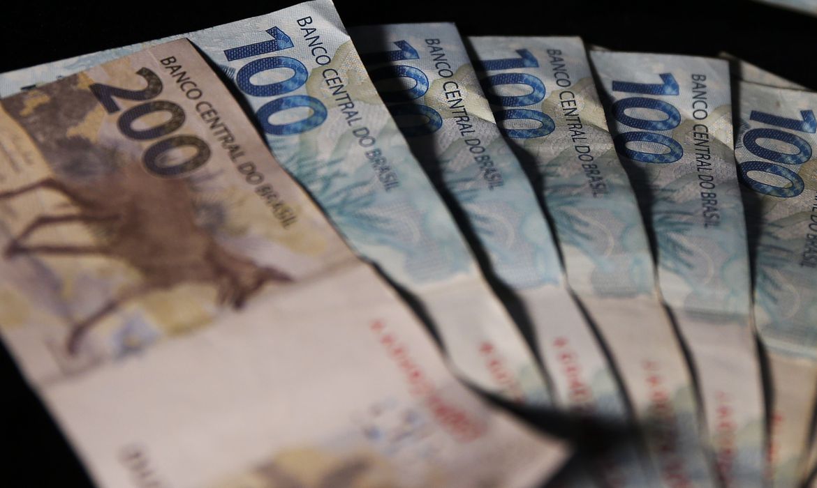 Salário mínimo de R$ 1.621 começa a ser pago nesta segunda