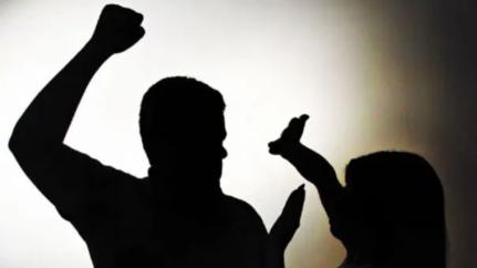 Mulher é agredida pelo marido após pedir para desligar som